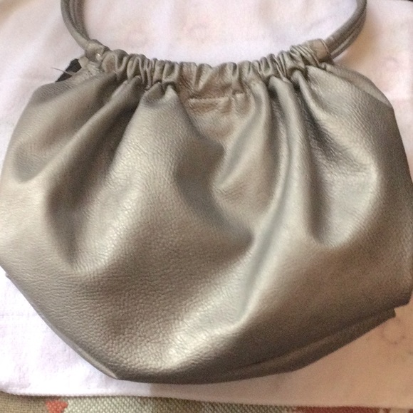 Attention shoulder bag very attractive. Bag is a silver gray. - Picture 3 of 6